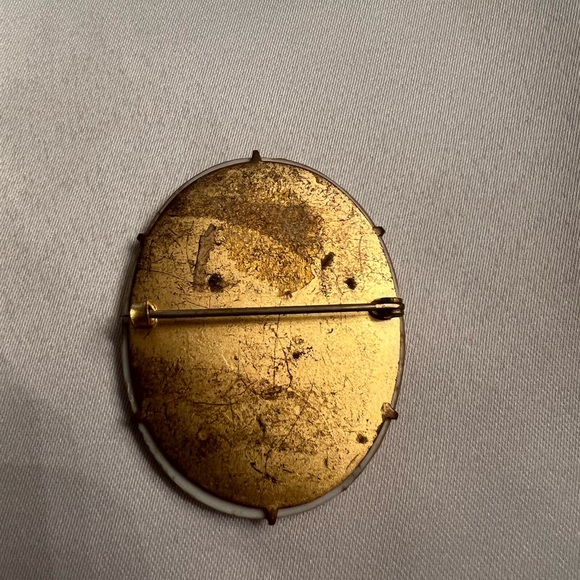 Vintage Cameo Goldtone Made Hand Painted Brooch Pin.
Possibly Made In France. - Picture 2 of 2